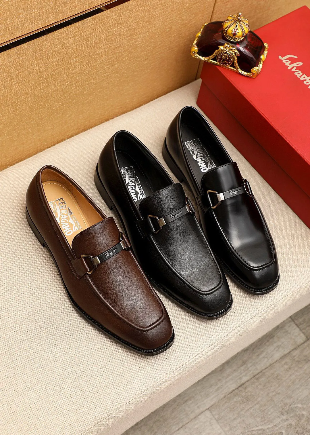 Men's shoes 💰460 💐 Product trademark: Ferragamo "Ferragamo" casual leather shoes Regular size: 38-44 (45.46🉑️customized) Product materials: Selected imported first-layer calfskin upper + luxury hardware buckle, imported water-dyed cowhide leather lining. Strong three-dimensional visual effect, original rubber outsole Color: 3⃣️colors available